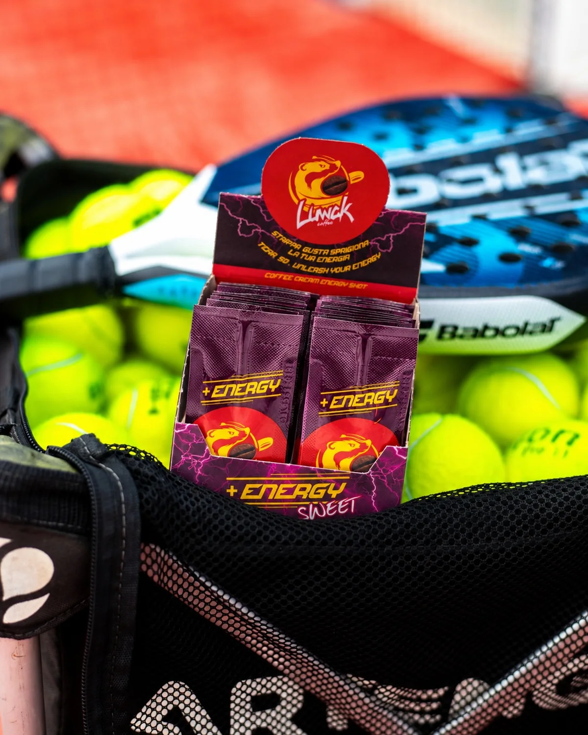 L'espositore LUWAK +ENERGY Sweet nella borsa da padel, tra racchetta e palline